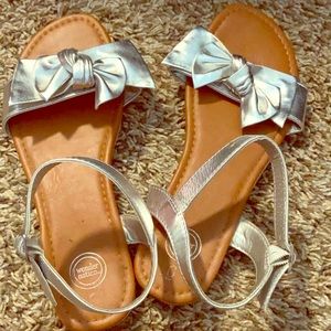 Wonder nation (Walmart) kids sandals size 6.